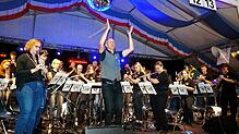 Dirigenten Frank Amrein hat für das Wunschkonzert der Stadtmusik Waldshut 18 Titel aus den Genres Traditionelle Blasmusik, Gesang und ...