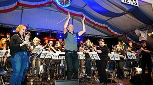 Dirigenten Frank Amrein hat für das Wunschkonzert der Stadtmusik Waldshut 18 Titel aus den Genres Traditionelle Blasmusik, Gesang und ...
