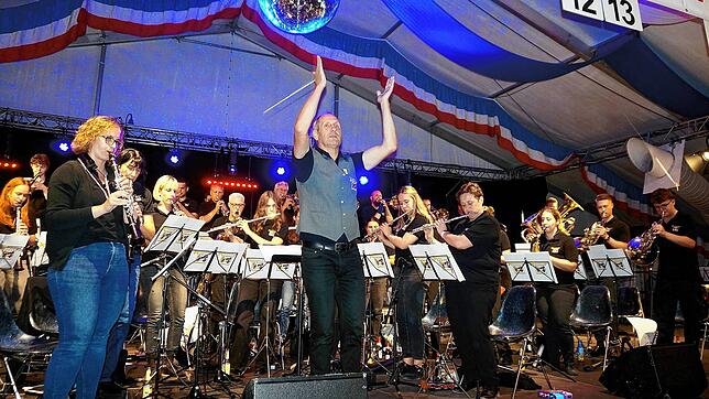 Dirigenten Frank Amrein hat für das Wunschkonzert der Stadtmusik Waldshut 18 Titel aus den Genres Traditionelle Blasmusik, Gesang und ...