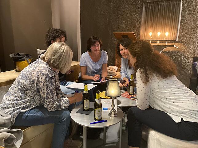 Köpfe zusammen: Hier wurde bei der ersten Quiznacht im März über eine schwierige Frage gegrübelt.