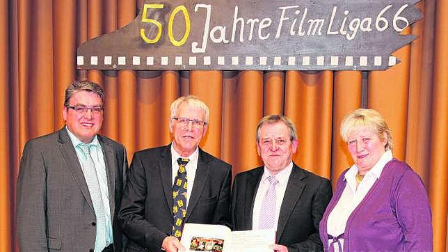 Mit dem Eintrag in das Ehrenbuch der Gemeinde wurden beim Festabend der Vilsinger Film-Liga die beiden Gründer Konrad Müller (Zweiter ...