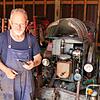 Hans Kramer sammelt in Gutmadingen Traktor-Oldtimer. In der Hand hält der 81 Jahre alte Schlepper-Experte eine Zündkapsel, mithilfe der ...