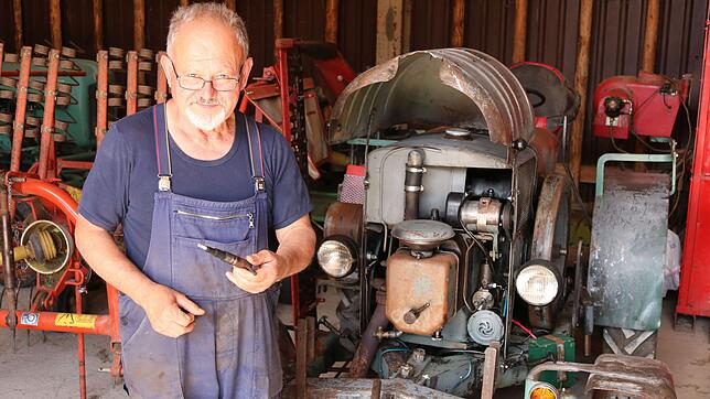Hans Kramer sammelt in Gutmadingen Traktor-Oldtimer. In der Hand hält der 81 Jahre alte Schlepper-Experte eine Zündkapsel, mithilfe der ...