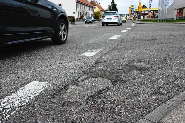 Schlaglöcher an der Kreuzung Radolfzeller Straße/ Industriestraße.