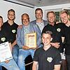 Der Jugendtreff Bömmle feiert Geburtstag und ernannte Altbürgermeister Hans-Peter Lehmann (3. v.l.) zum Ehrenmitglied. Mit dabei (v.l.): ...