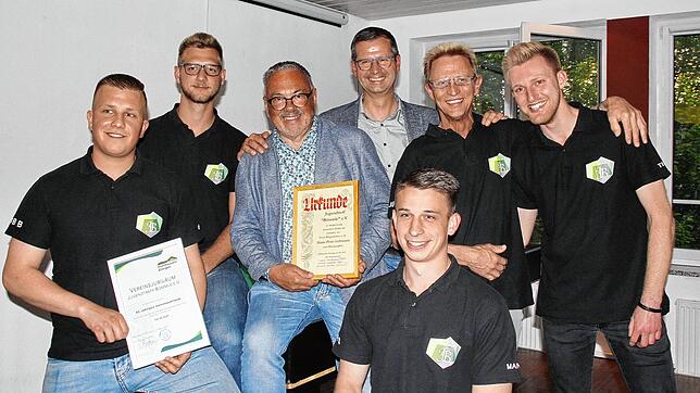 Der Jugendtreff Bömmle feiert Geburtstag und ernannte Altbürgermeister Hans-Peter Lehmann (3. v.l.) zum Ehrenmitglied. Mit dabei (v.l.): ...