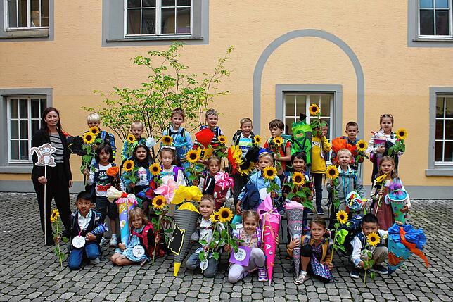 Die Klasse 1a der Stephansschule zusammen mit ihrer Klassenlehrerin Frau Daniela Schüle.