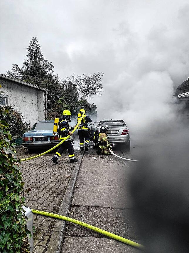 Die Freiwillige Feuerwehr Daisendorf kümmert sich um das Löschen des Autobrandes.