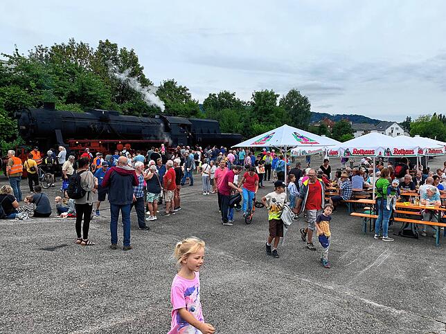 Bei der Ankunft des Nostalgiezuges 12.30 Uhr in Rielasingen war das Bahnhoffest bereits voll im Gang. Die Fahrgäste hatten nun eine ...