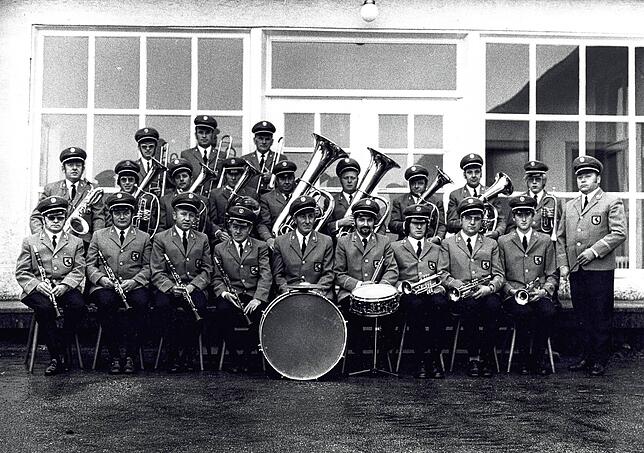 Die Musikkapelle Menningen mit ihrem langjährigen Dirigenten Albert Schellinger (rechts) vor dem Gemeindesaal im Jahr 1975. Damals wurde ...
