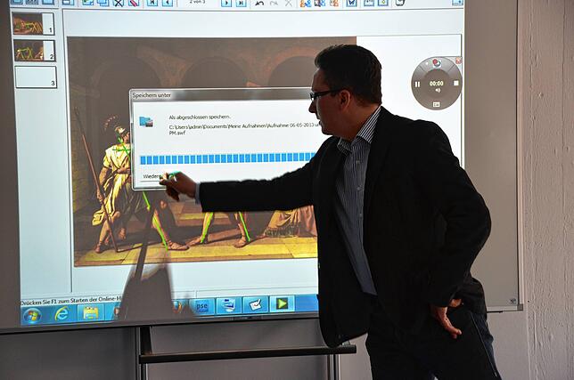 Ein Whiteboard ist im Unterricht vielseitig einsetzbar, die Tafel kann verschiedene digitale Anwendungen wiedergeben.