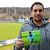 Florian Liebegott zeigt auf dem Sportgelände des FC Steißlingen ein Bild, das ihn als kleinen Jungen beim Fußball spielen für seinen ...