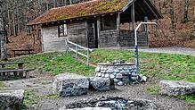 Neu hergerichtet werden sollte der Grillplatz der Grillhütte Gaiß, die in schöner Lage, jenseits der B 500 liegt. Bild: Manfred Dinort