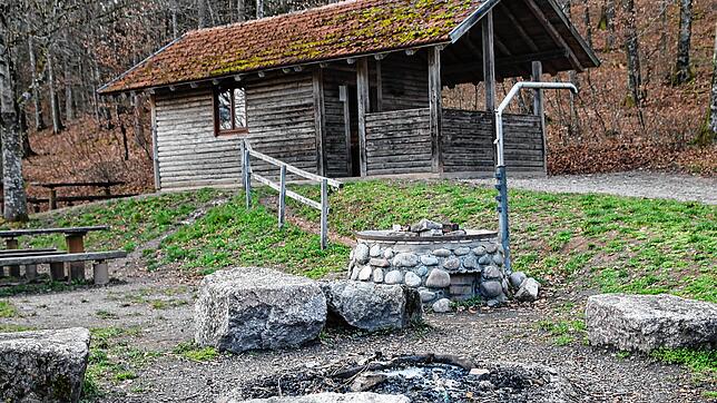 Neu hergerichtet werden sollte der Grillplatz der Grillhütte Gaiß, die in schöner Lage, jenseits der B 500 liegt. Bild: Manfred Dinort