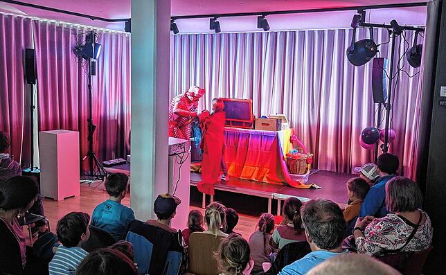 Nachmittags gab es noch Kinderprogramm am Tag der offenen Tür: Clownin Pimpinelly unterhielt die Kleinen mit ihren Zaubertricks.