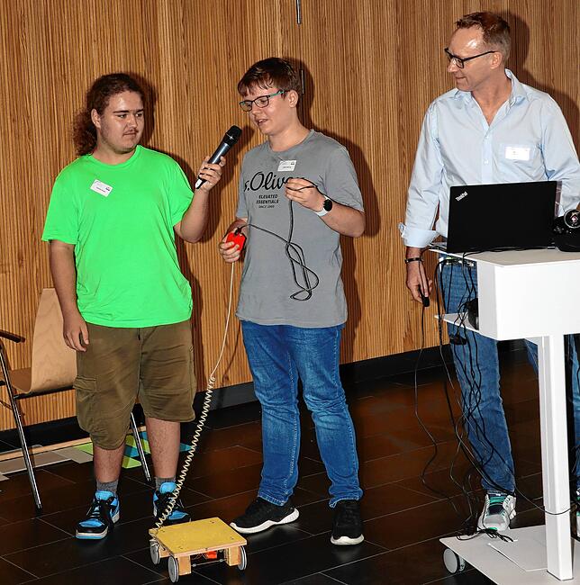 Erik Herrmann und Julian Röhring (von links) haben im Schülerforschungszentrum ein Gerät für hibbelige Schüler entwickelt. Rechts im ...