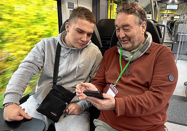 Guido Stecker befragt Taran Frank zur Qualität der Bodenseegürtelbahn. Bis auf die Zuverlässigkeit ist der 24-Jährige weitgehend zufrieden.