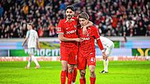 Freiburgs Eren Sami Dinkcil (links) und Freiburgs Torschütze Ritsu Doan (rechts) jubeln nach dem Tor zum 4:0.