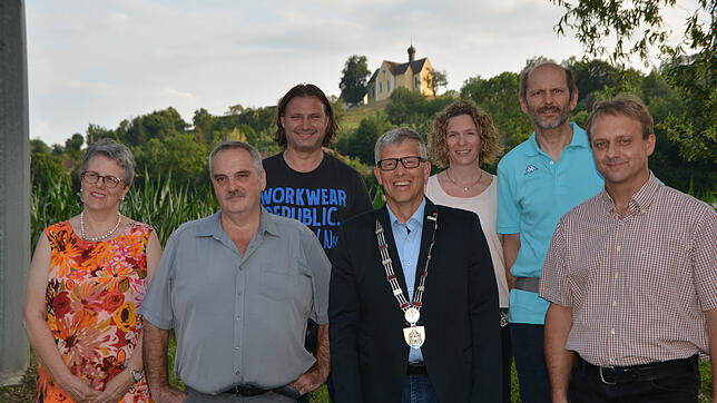 Die frisch vereidigten Mitglieder des Ortschaftsrats mit Bürgermeister Robert Scherer (Mitte): (von links) Ingrid Fischer, Achim ...