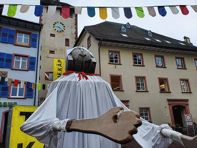 Bild 7: Kaiserstraße im Narrenkleid: Fasnachtsbändel bringen trotz Corona Fröhlichkeit in die Waldshuter Altstadt