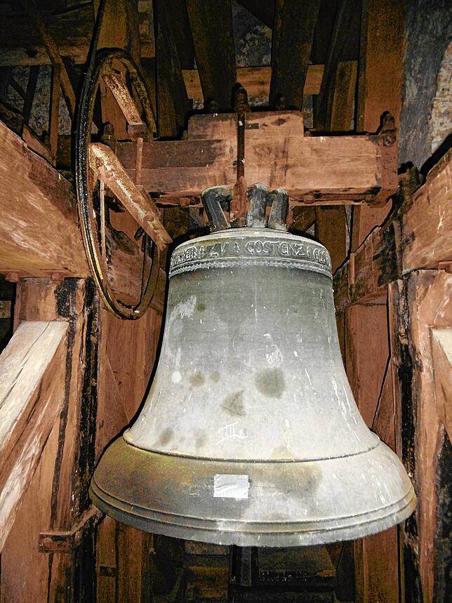 Sechs historische Glocken, diese stammt aus dem Jahr 1523 und wurde von Gießer Nicolaus Oberacker aus Konstanz angefertigt, hängen im ...
