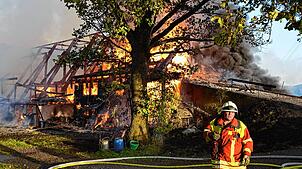 Die Feuerwehr ist am Samstagabend mit den Löscharbeiten an der brennenden Scheune beschäftigt.