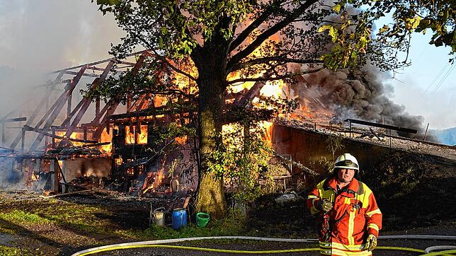 Die Feuerwehr ist am Samstagabend mit den Löscharbeiten an der brennenden Scheune beschäftigt.