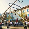 Das Maibaumstellen gehört zu den klassischen Ritualen Anfang Mai – hier 2022 auf dem Hanselbrunnenplatz in Donaueschingen.
