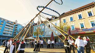 Das Maibaumstellen gehört zu den klassischen Ritualen Anfang Mai – hier 2022 auf dem Hanselbrunnenplatz in Donaueschingen.