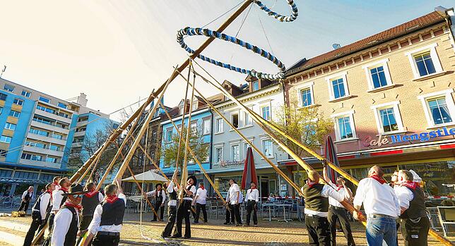 Das Maibaumstellen gehört zu den klassischen Ritualen Anfang Mai – hier 2022 auf dem Hanselbrunnenplatz in Donaueschingen.