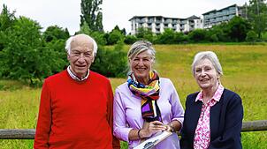 Bernhard Bueb, Schirmherr der Bürgerinitiative, Sprecherin Andrea Knorr, und Magdalena Bühler, Anwohnerin im Landschaftspark Sankt ...