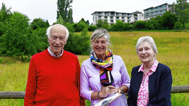 Bernhard Bueb, Schirmherr der Bürgerinitiative, Sprecherin Andrea Knorr, und Magdalena Bühler, Anwohnerin im Landschaftspark Sankt ...