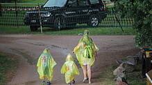 Eine Familie macht sich beim Regen auf den Weg zum Parkplatz. Bild: Guy Simon