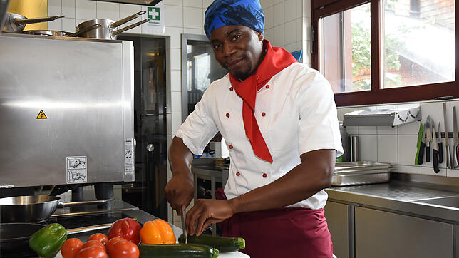 Bakary Kambi in seinem Element. Vor Beginn des Kochens steht die Gemüsezubereitung.