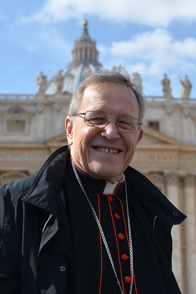 Walter Kardinal Kasper am 4. März 2013 auf dem Petersplatz in Rom, hier in einer Pause des Konklaves zur Wahl des neuen Papstes.