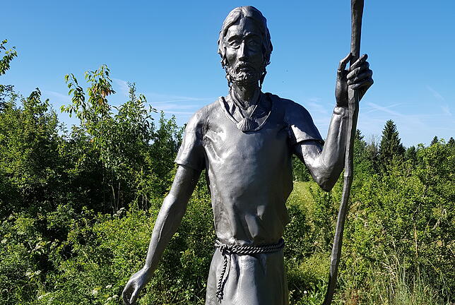 Apostel Petrus grüßt als Skulptur ebenfalls auf dem Rundweg Glaube, Kunst und Natur, der neben der Kapelle „Maria, Mutter ...