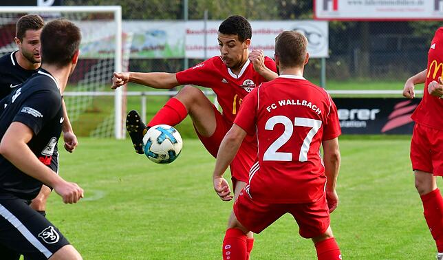 Kurzes Intermezzo: Nach nur drei Monaten verlässt Hossam Sarout (Bildmitte) den FC Wallbach wieder &ndash; mit unbekanntem Ziel.