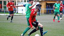 Der FC Furtwangen (Florian Kaltenbach, links) verlor gegen den FC 09 Überlingen Jannik Gerlach mit 1:2.