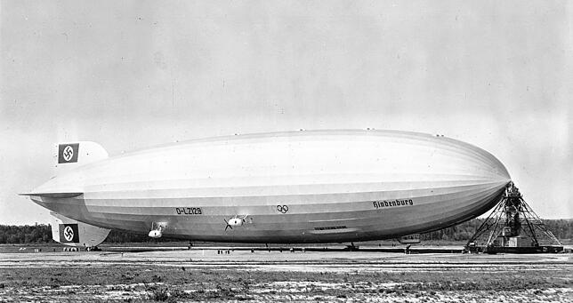 Die LZ 129, genannt Hindenburg, war 246,7 Meter lang. Das Luftschiff war mit Wasserstoff gefüllt und verbrannte im Jahr 1937 bei seinem ...
