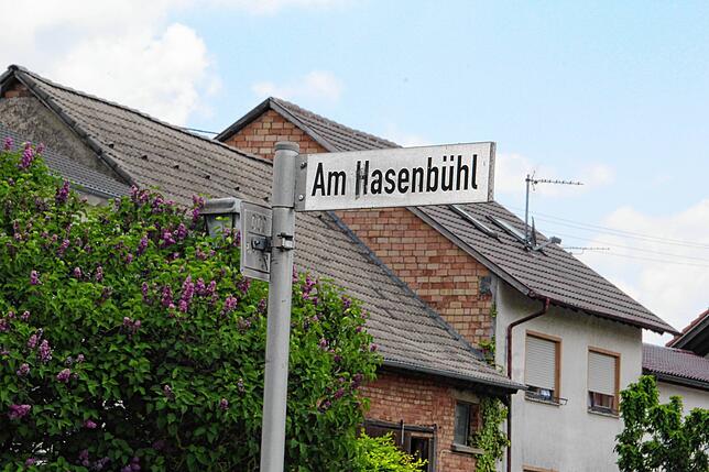 Im Kreuzungsbereich Am Hasenbühl am Ortsausgang Richtung Hausen im Tal fielen die jungen Frauen aus dem Kofferraum eines Opels.