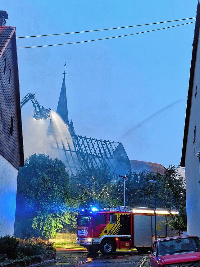 Mitten in Riedöschingen brennt es. Der Dachstuhl des Gebäudes ist bereits fast ausgebrannt. Von der Drehleiter aus erfolgt weiter der ...