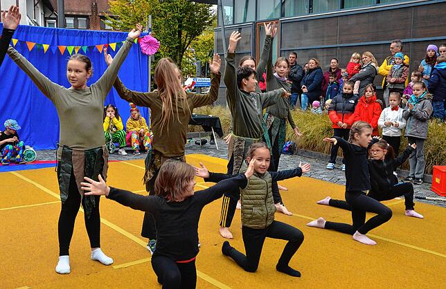 Die Kinder des Zirkus Meerolino vom Turn- und Sportverein Meersburg bei ihrem Auftritt in der Marktstraße.