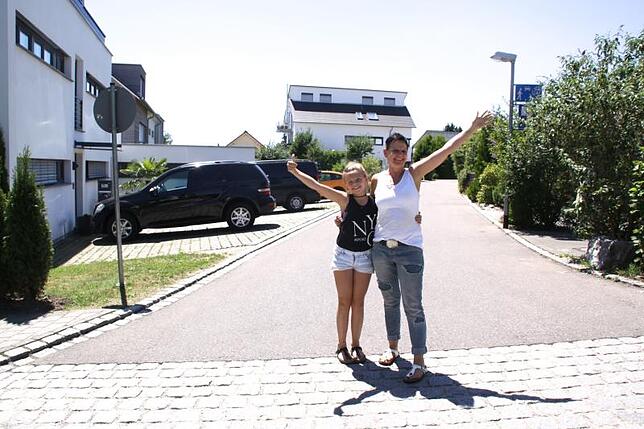 Petra Mammel und ihre Tochter Lilli lieben das Leben am Schättlisberg – müssen zu ihrem großen Bedauern aber bald wegziehen.
