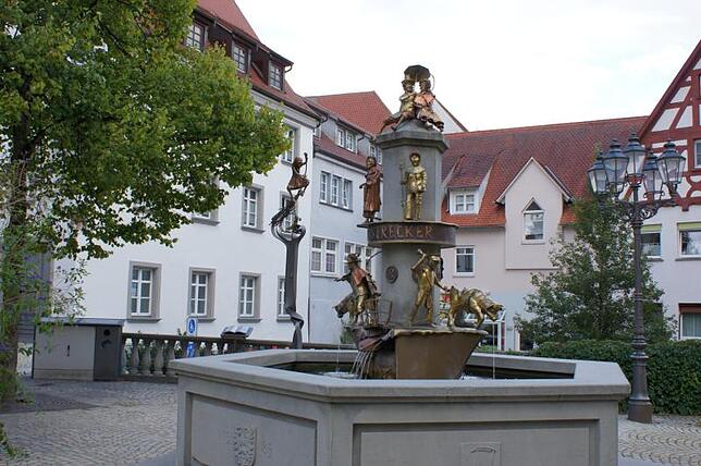 Hübsch anzusehen ist der Narrenbrunnen auf dem Marktplatz. Ein Blickfang in der Altstadt.