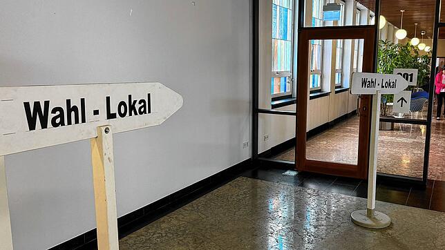 Auf dem Weg zum Wahl-Lokal im Rathaus Friedrichshafen: Die Wahlbeteiligung bei der Gemeinderatswahl liegt bei 57,6 Prozent.