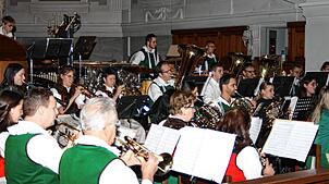 Begeisterte beim Kirchenkonzert in Herrischried: die Trachtenkapelle Hogschür. Bilder: Andreas Böhm