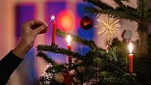 Endlich Heiligabend – Zeit, die Kerzen am Weihnachtsbaum anzuzünden.