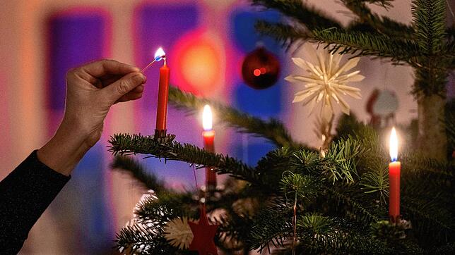 Endlich Heiligabend – Zeit, die Kerzen am Weihnachtsbaum anzuzünden.
