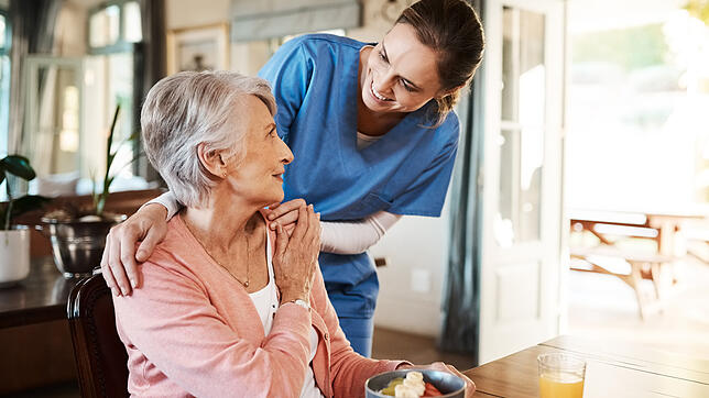 Über die Pflegesachleistungen kann Unterstützung durch einen ambulanten Pflegedienst beansprucht werden.