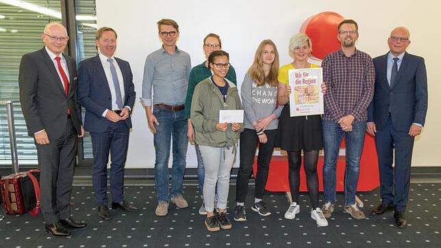 Die Christliche Schule Hochrhein Waldshut freut sich über 2000 Euro für ihr Musical Josef. Von links: Wolf Morlock, Oberbürgermeister ...